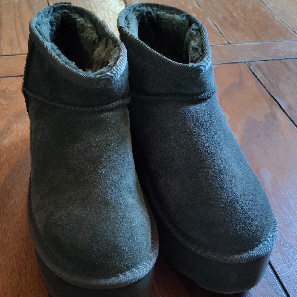 Women's s Plush-Lined Ankle Platform Boots in Dark Green